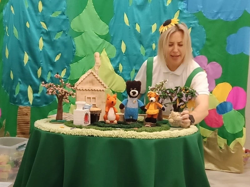 Детки из студии «Подсолнушки» отведали лисичкиной каши