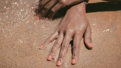 Устройте себе бьюти-день: лунный календарь маникюра на июль 2024 года  